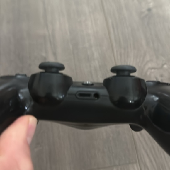 PS4 Controller - Picture 2 of 2